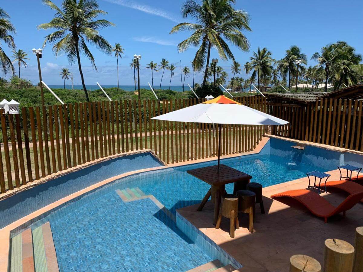Piscina ao ar livre e vista para orla de praia em Salvador