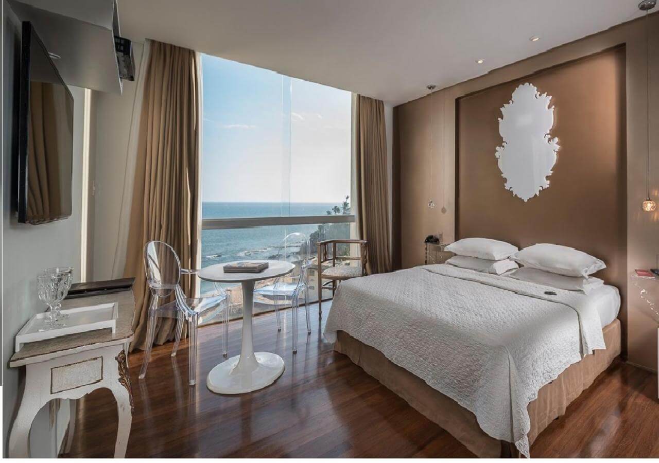 Quarto de hotel com cama de casal espaçoso e com vista para o mar em Salvador