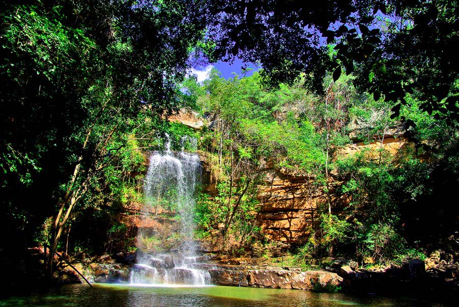 Queda d'água entre formações rochosas e natureza na Cachoeira do Salto Liso