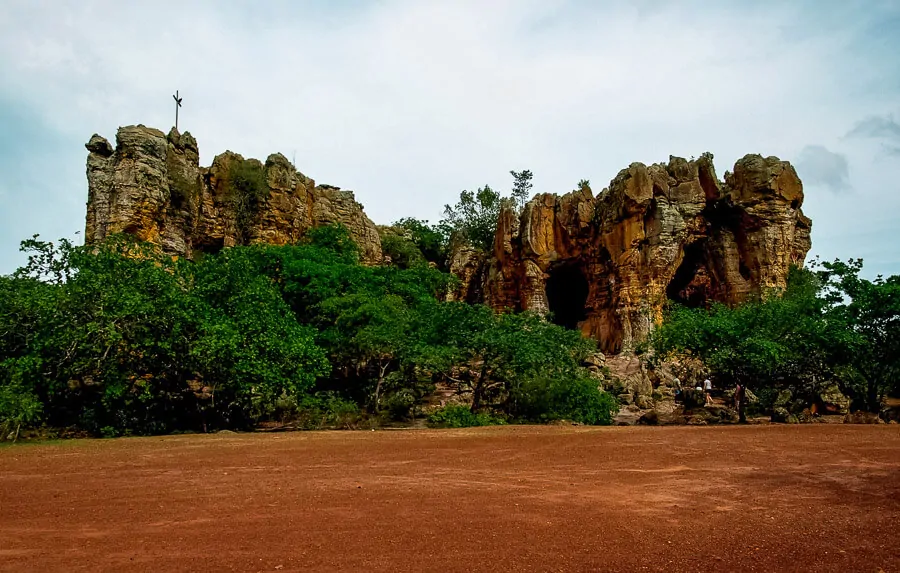 Formação rochosa em formato de castelo e com vegetação no Parque Nacional Pedra do Castelo