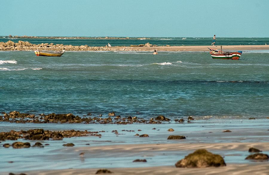 Mar sem ondas e com algumas pedras na areia na Praia do Coqueiro em Luís Correia