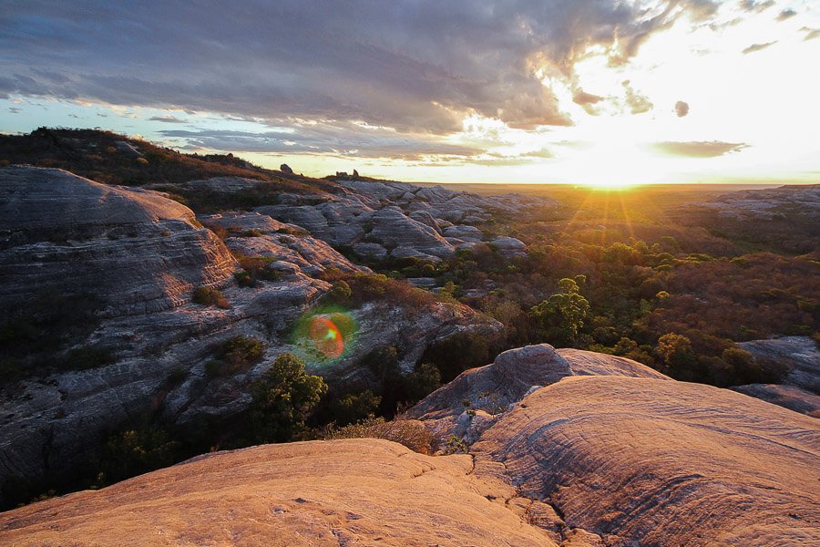 Pôr do sol refletindo nas serras e vegetação do Parque Nacional Serra das Confusões