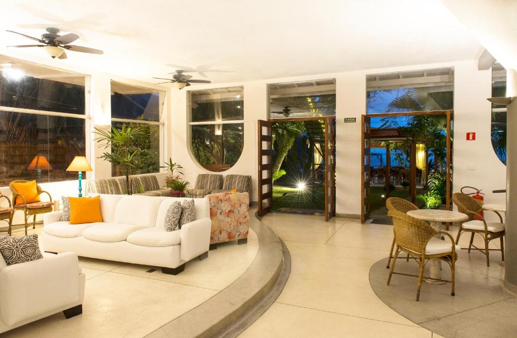 Lounge de hotel em Ubatuba com decoração praiana e moderna.