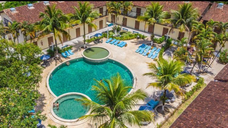 Vista aérea de piscina ao ar livre com banheira de hidromassagem em pousada em Ubatuba