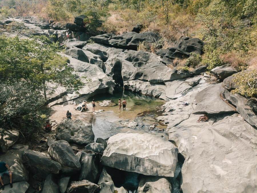 Vista panorâmica de piscina natural entre as formações rochosas no Vale da Lua