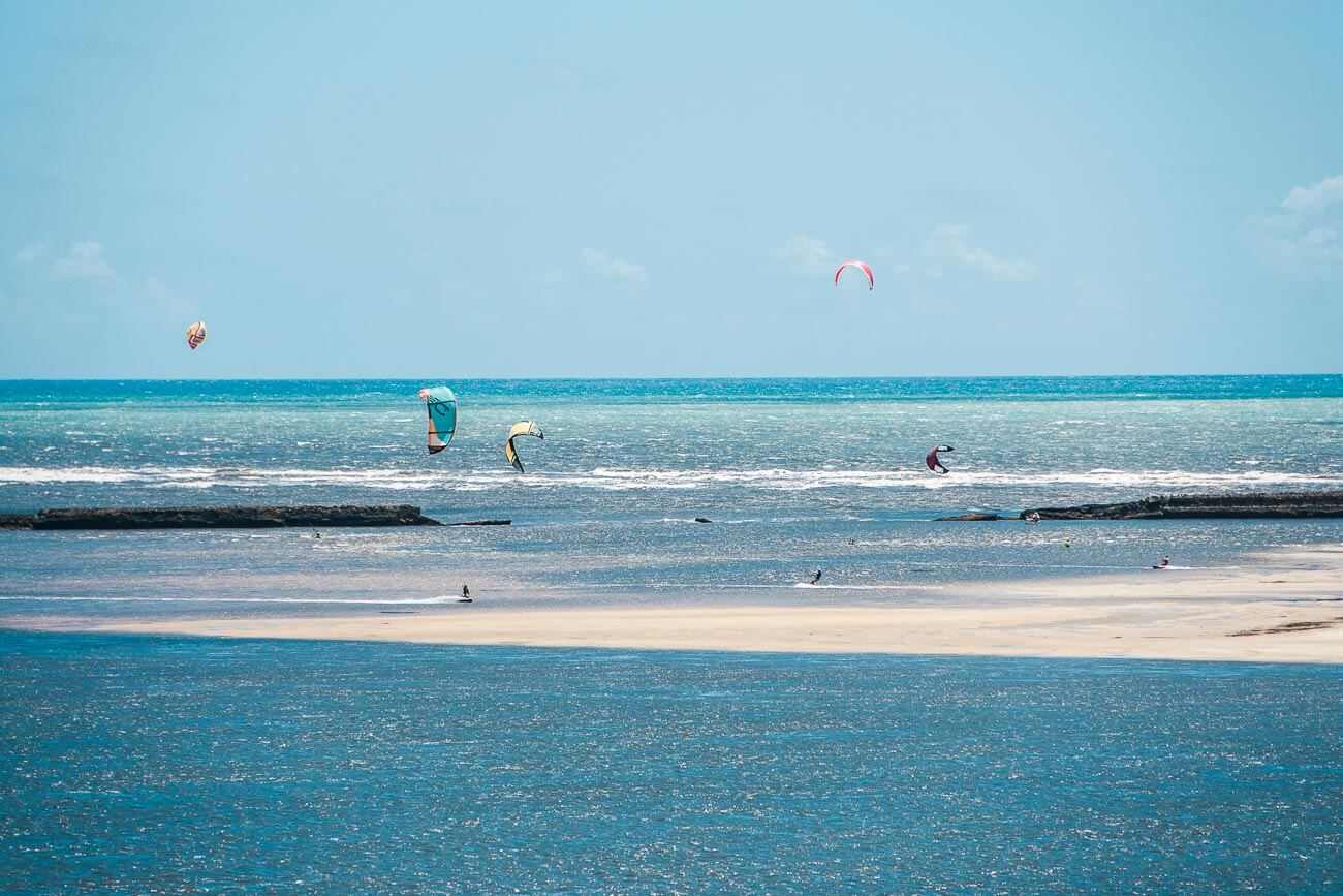 Praticantes de kitesurf em Barra do Cunhaú em um dia de sol