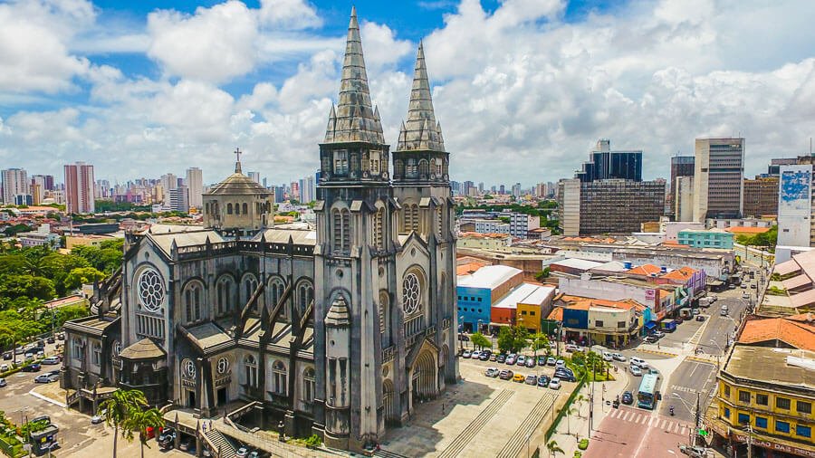 Vista panorâmica lateral da Catedral Metropolitana de Fortaleza.
