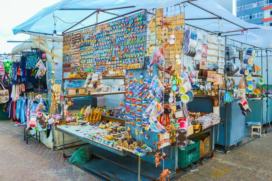 Barraca com vários itens de artesanato na Feira de Artesanato em Fortaleza