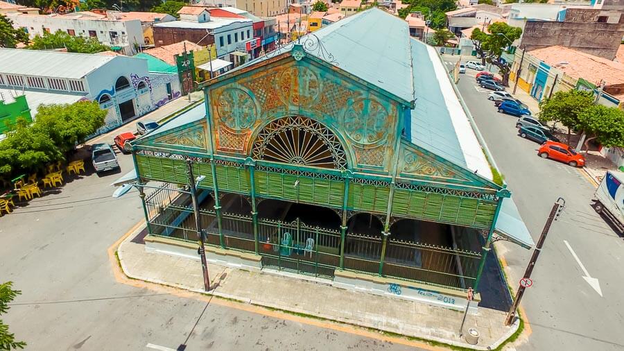 Fachada em tons de verde do Mercado dos Pinhões em Fortaleza