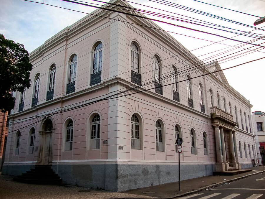 Fachada do Museu do Ceará com arquitetura colonial de dois andares
