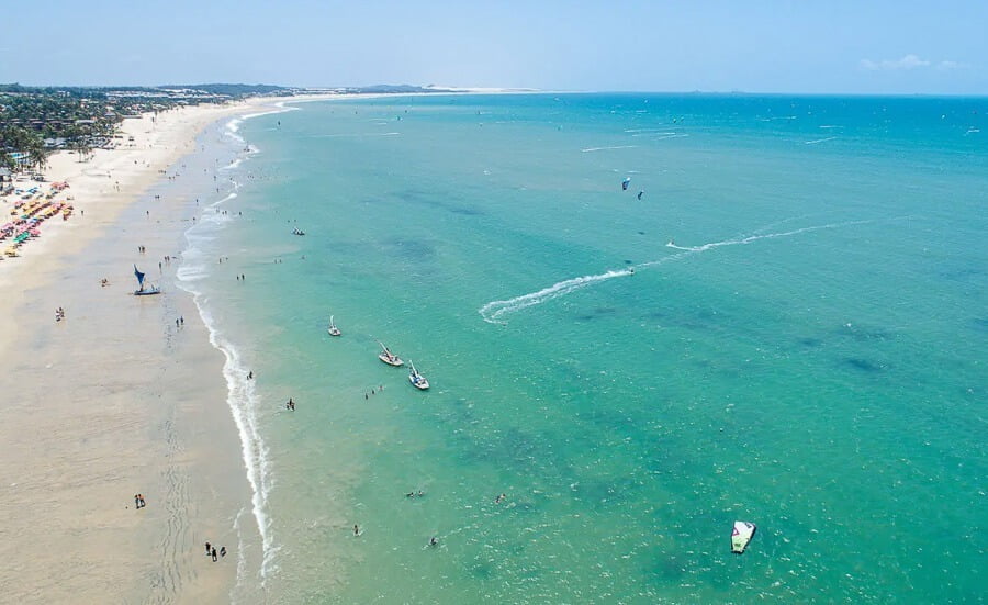 Vista panorâmica do mar de águas azuis turquesas e cristalinas da Praia de Cumbuco