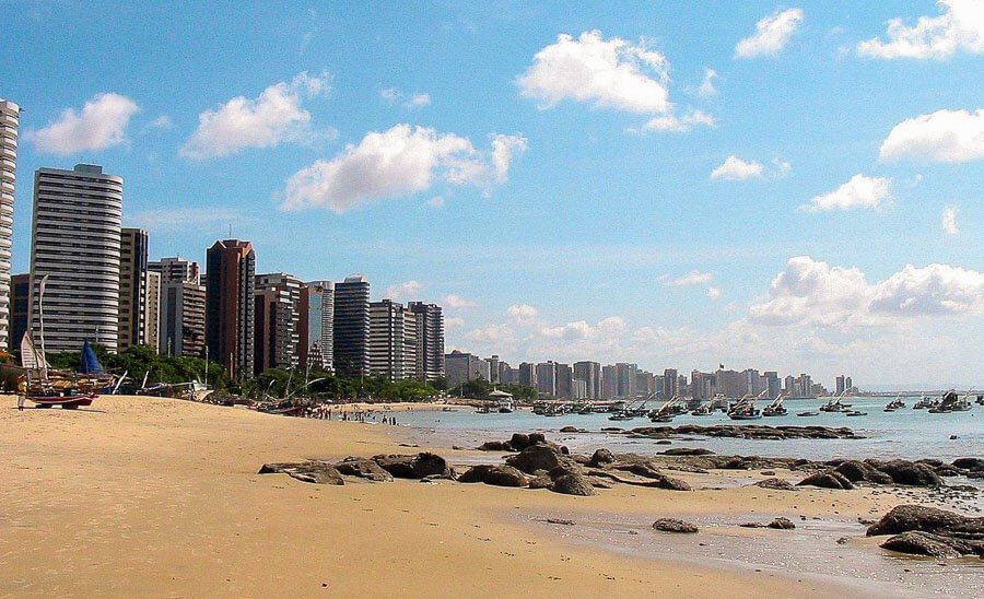 Faixa de areia da Praia de Mucuripe em Fortaleza com algumas pedras