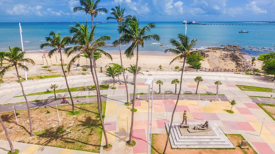 Vista da orla da Praia do Meireles em Fortaleza com Estátuas de Iracema