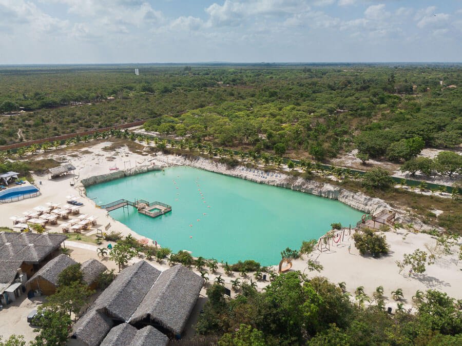 Vista aérea e panorâmica do Buraco Azul em Jericoacoara