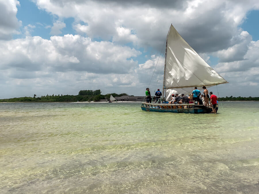Jangada com pessoas dentro passando pela Lagoa Azul em Jericoacoara