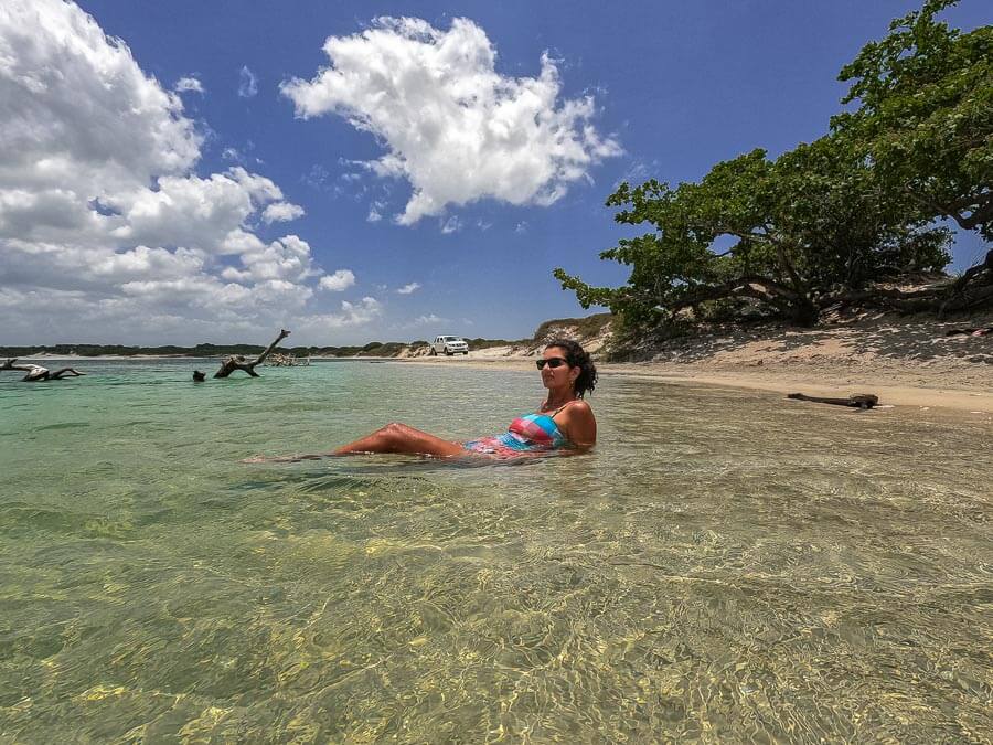 Mulher dentada à beira da Lagoa Paraíso em Jericoacoara