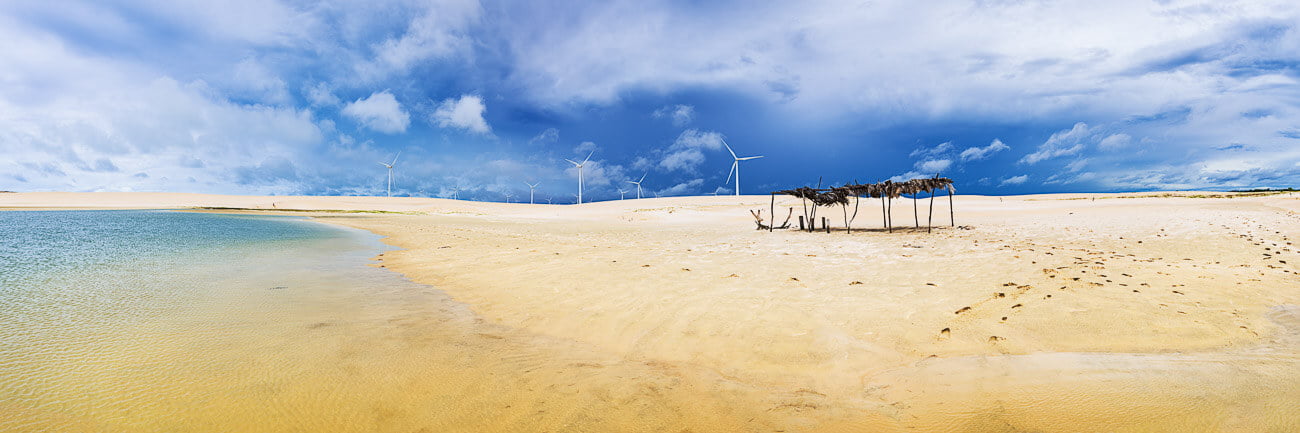 Dunas do André de areia branca e ao fundo torres de energia eólica