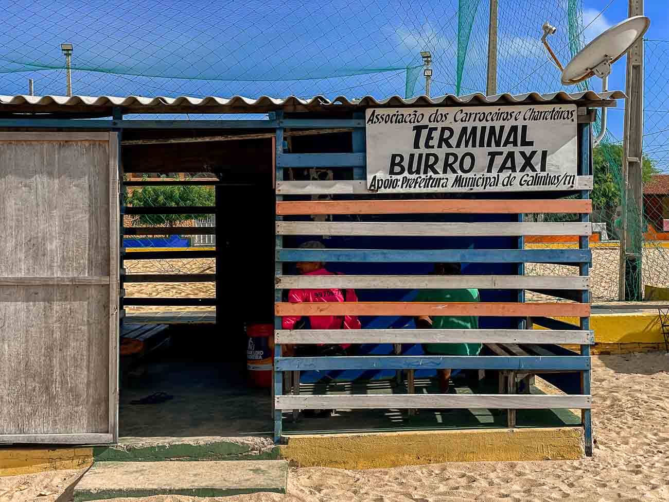 Construção de madeira colorida onde partem carroças e charretes em Galinhos