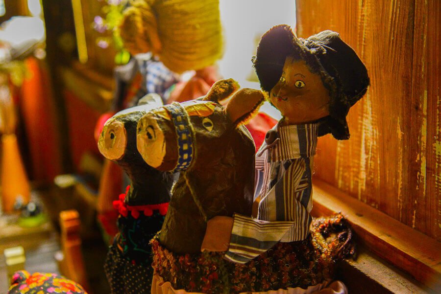 Artesanato de menino em cima de cavalo no Museu Engenho do Sertão