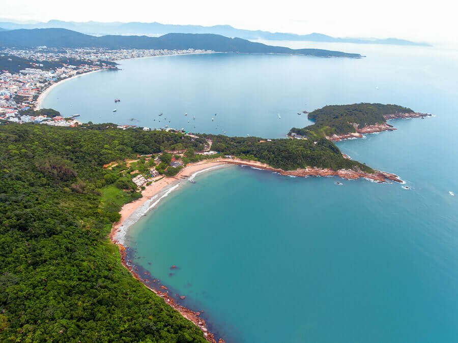 Vista aérea e panorâmica da Praia da Sepultura com o mar entre montanhas