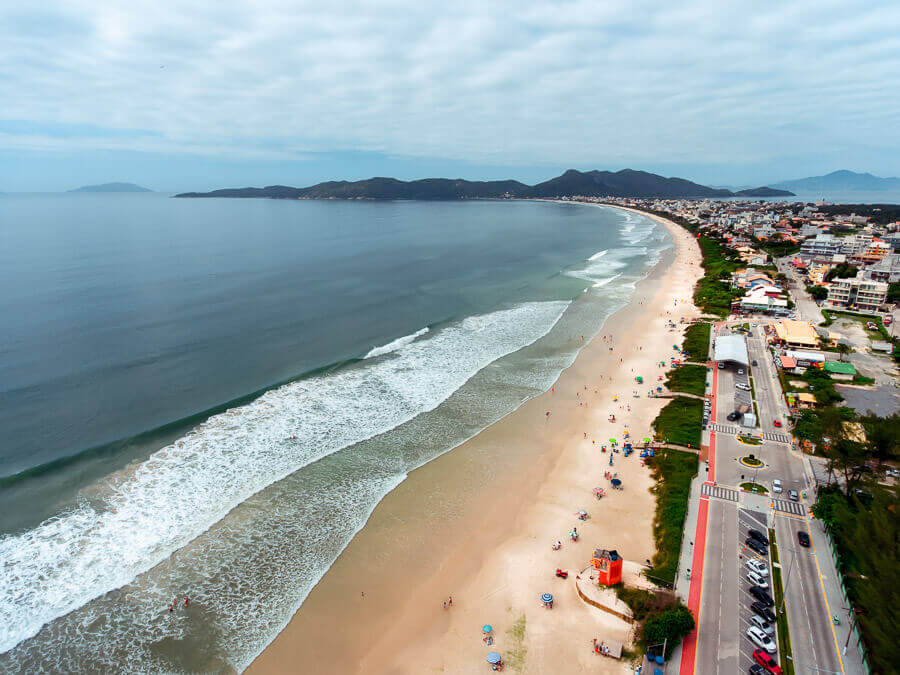 Vista de cima do mar escuro e agitado da Praia de Mariscal
