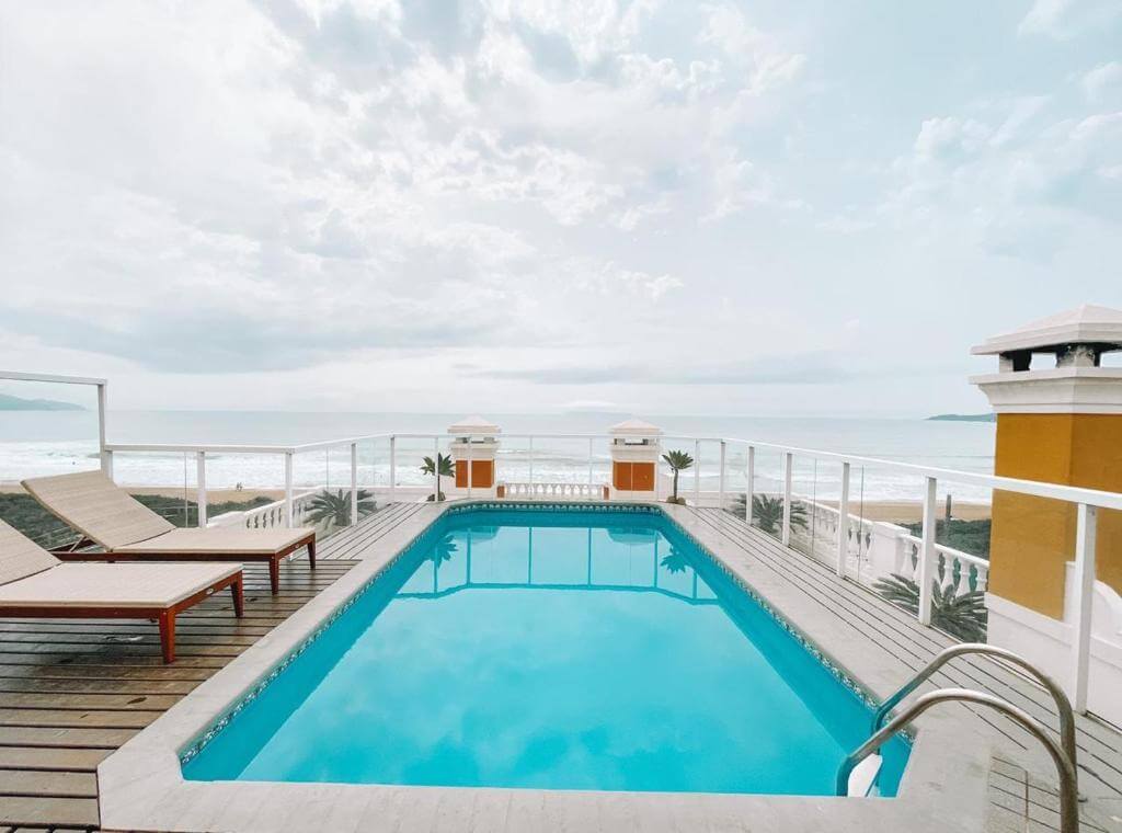 Piscina retangular ao ar livre e de frente para o mar