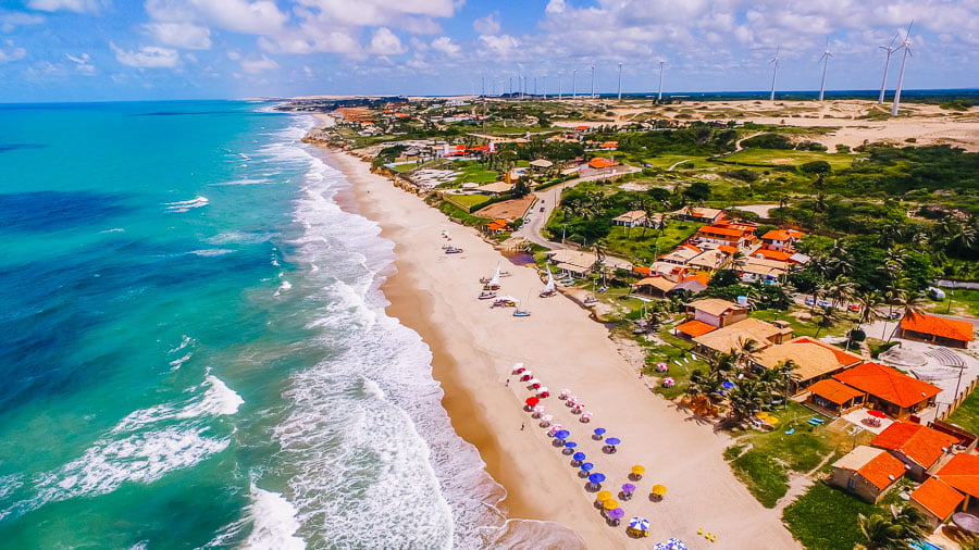 Vista de cima da Praia das Fontes com barracas na areia