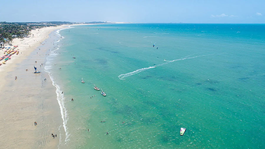 Vista panorâmica do mar de águas azuis turquesas e cristalinas da Praia de Cumbuco