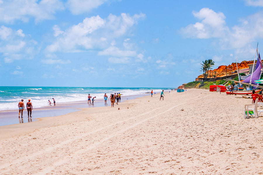 Faixa de areia branca e larga na Praia de Morro Branco