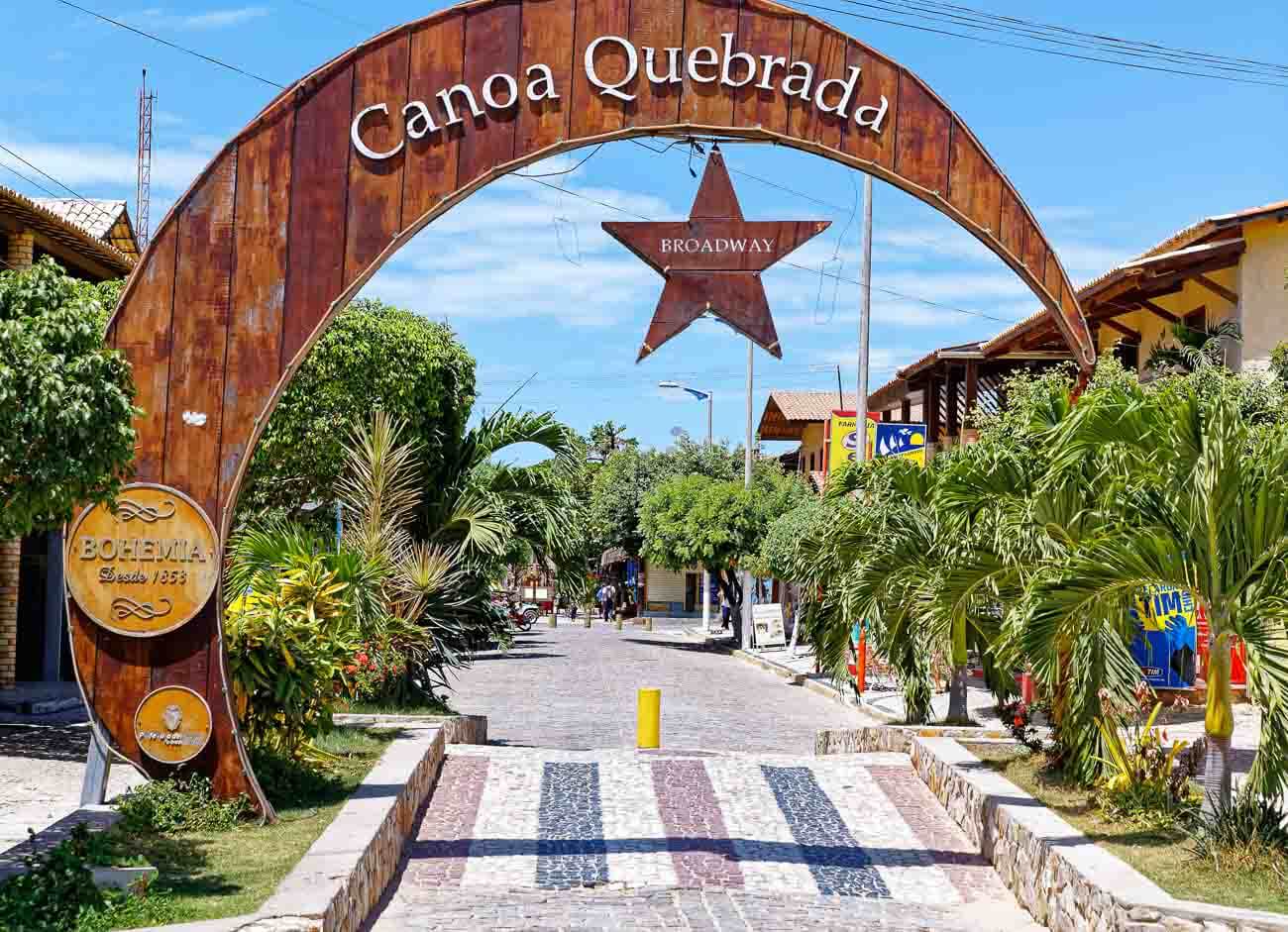 Arco marcando sinalizando a Broadway em Canoa Quebrada
