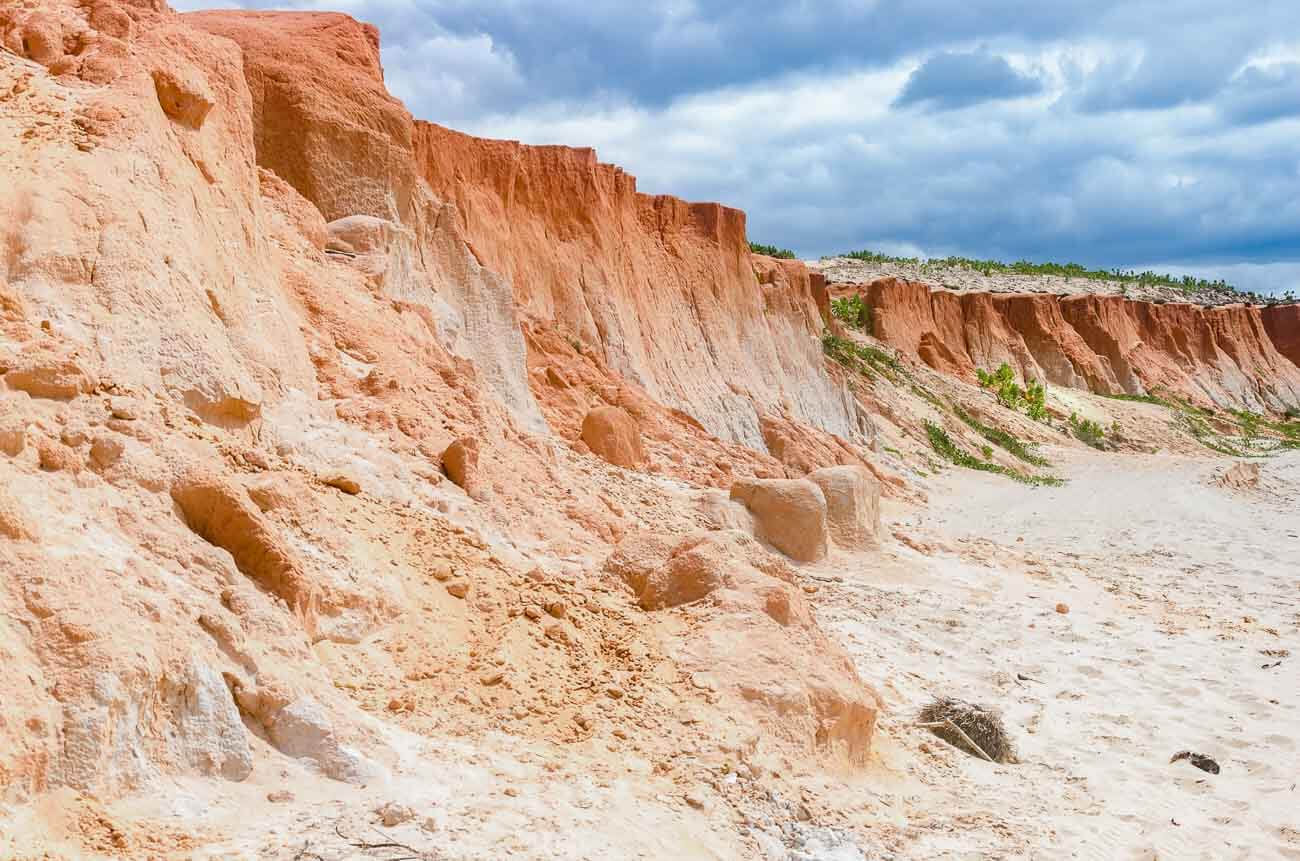 Paredão de falésias avermelhadas em Canoa Quebrada