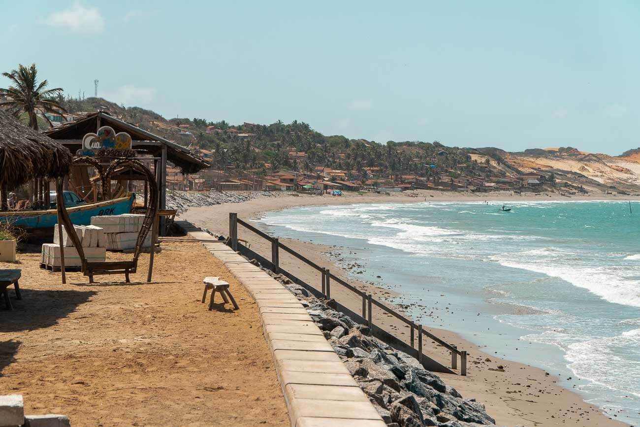 Orla da Praia de Icapui no Ceará com o mar com poucas ondas.