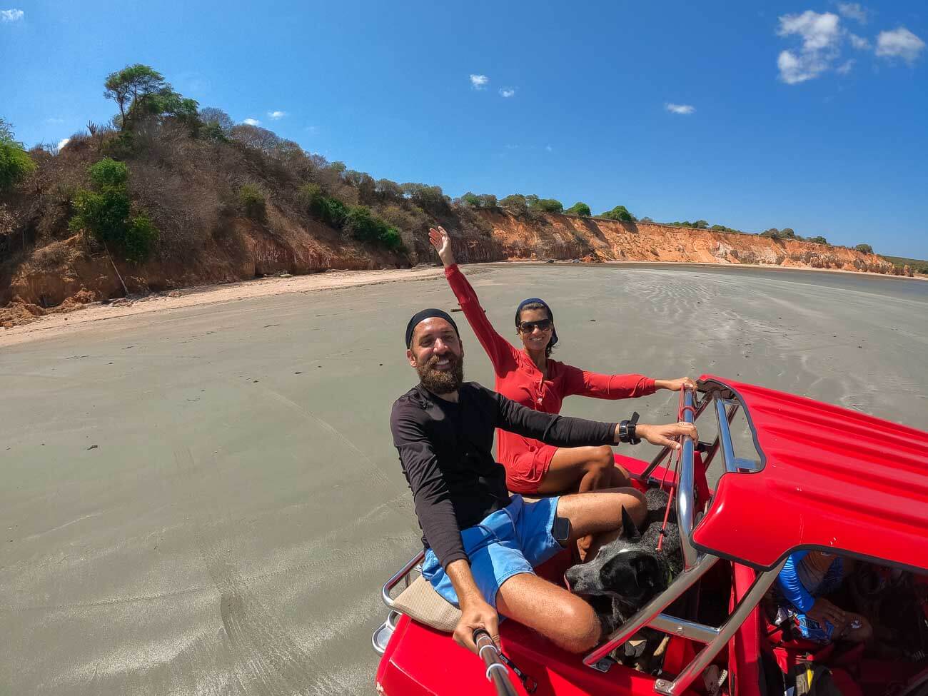 Casal andando de buggy pelas areias de Canoa Quebrada