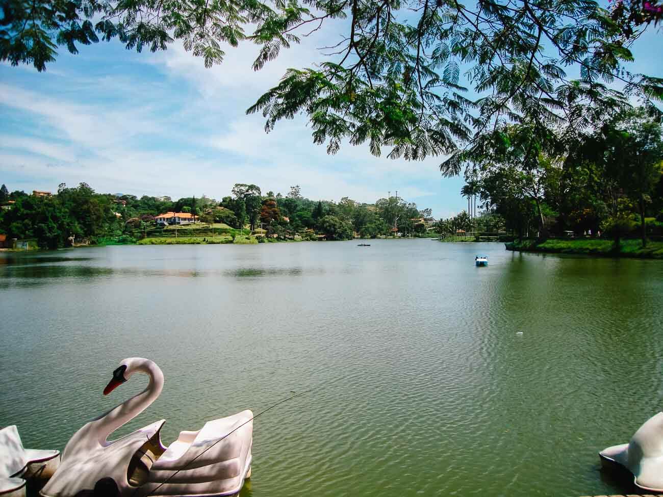 Grande lago com um pedalinho em formato de cisne