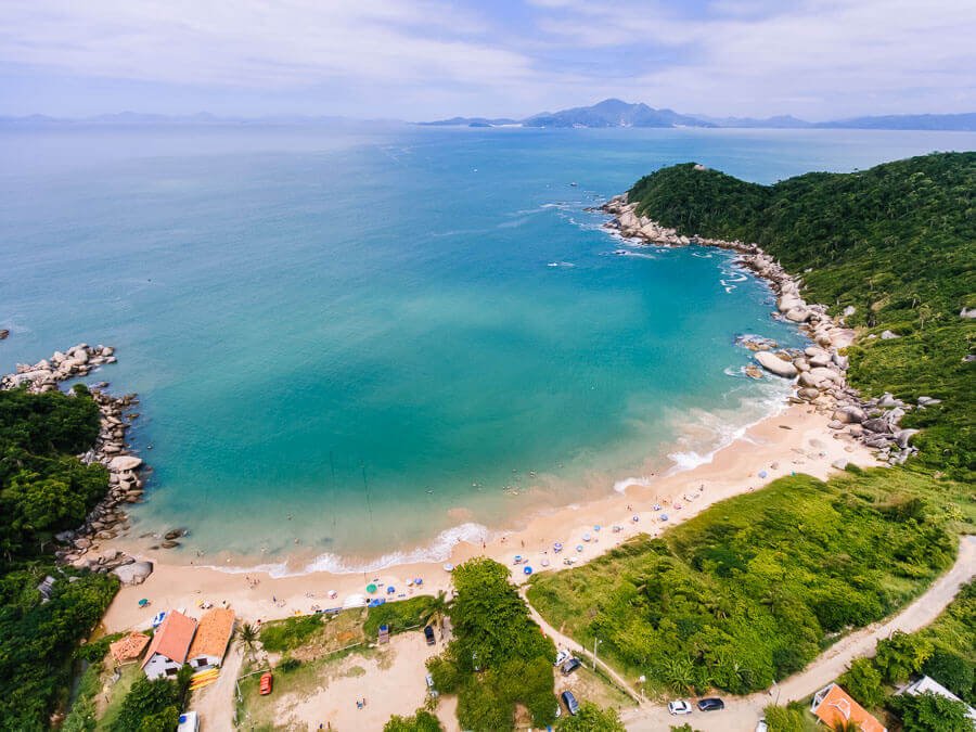  Vista de cima da Praia da Tainha com o mar azul turquesa