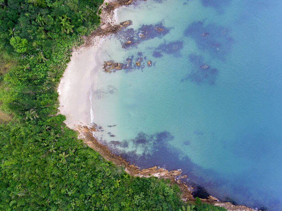 Vista de cima da Praia do Ribeiro em Bombinhas