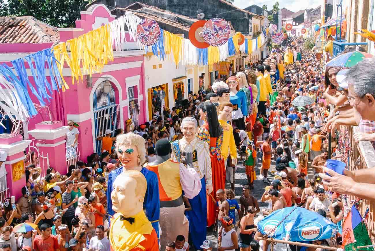 Bloco em rua do Centro Histórico de Olinda com bonecos gigantes e muitos foliões