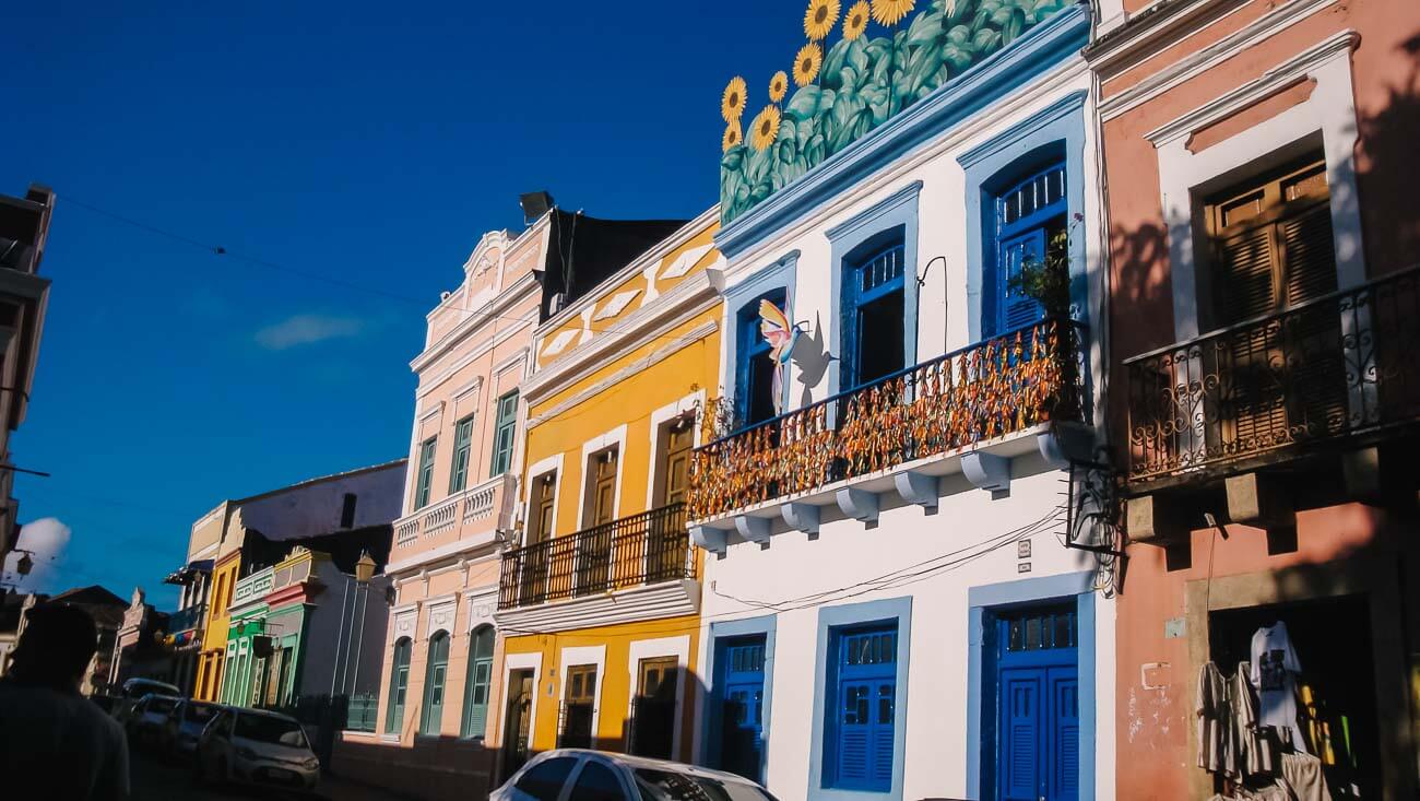 Casarões históricos coloridos e a fachada da Casa Alceu Valença em Olinda