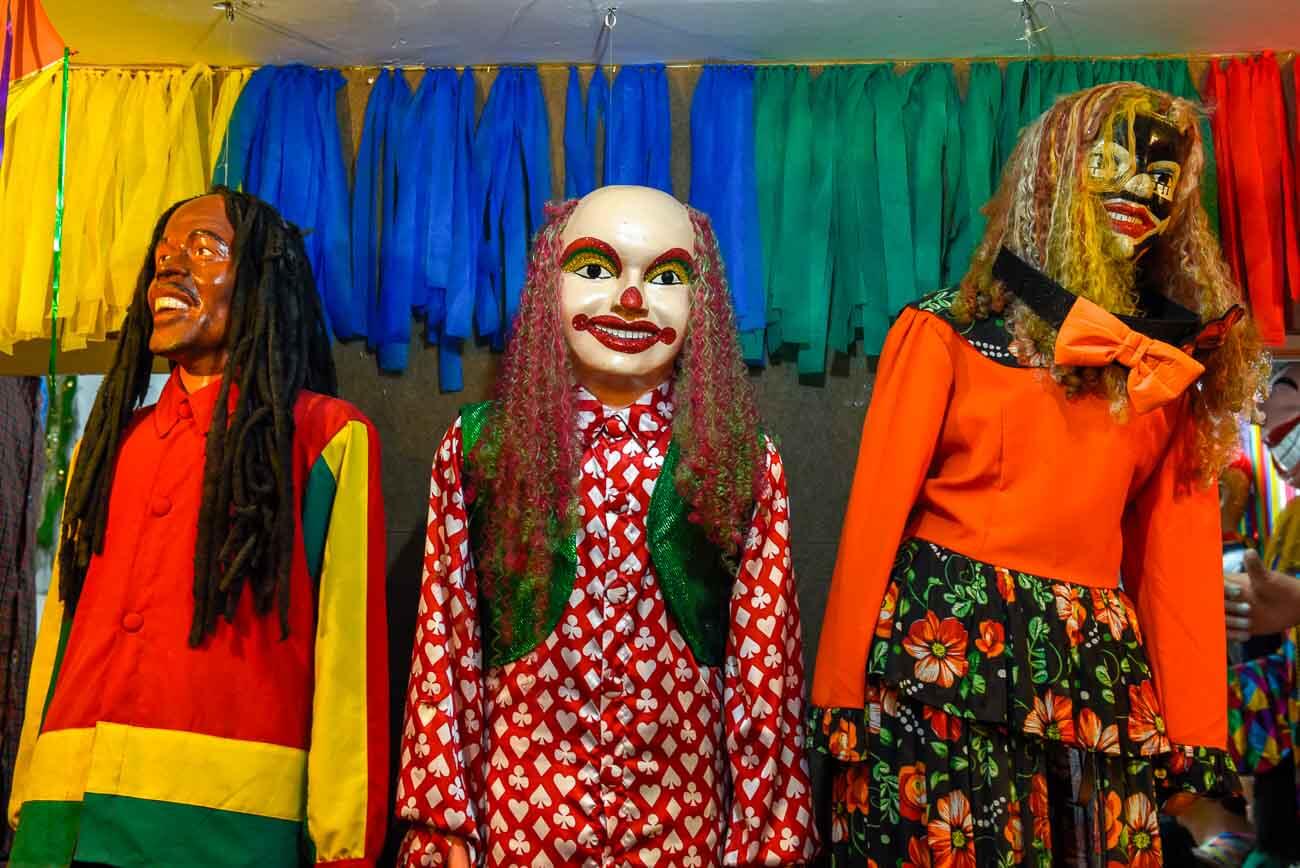 Três bonecos gigantes representando o carnaval de Olinda