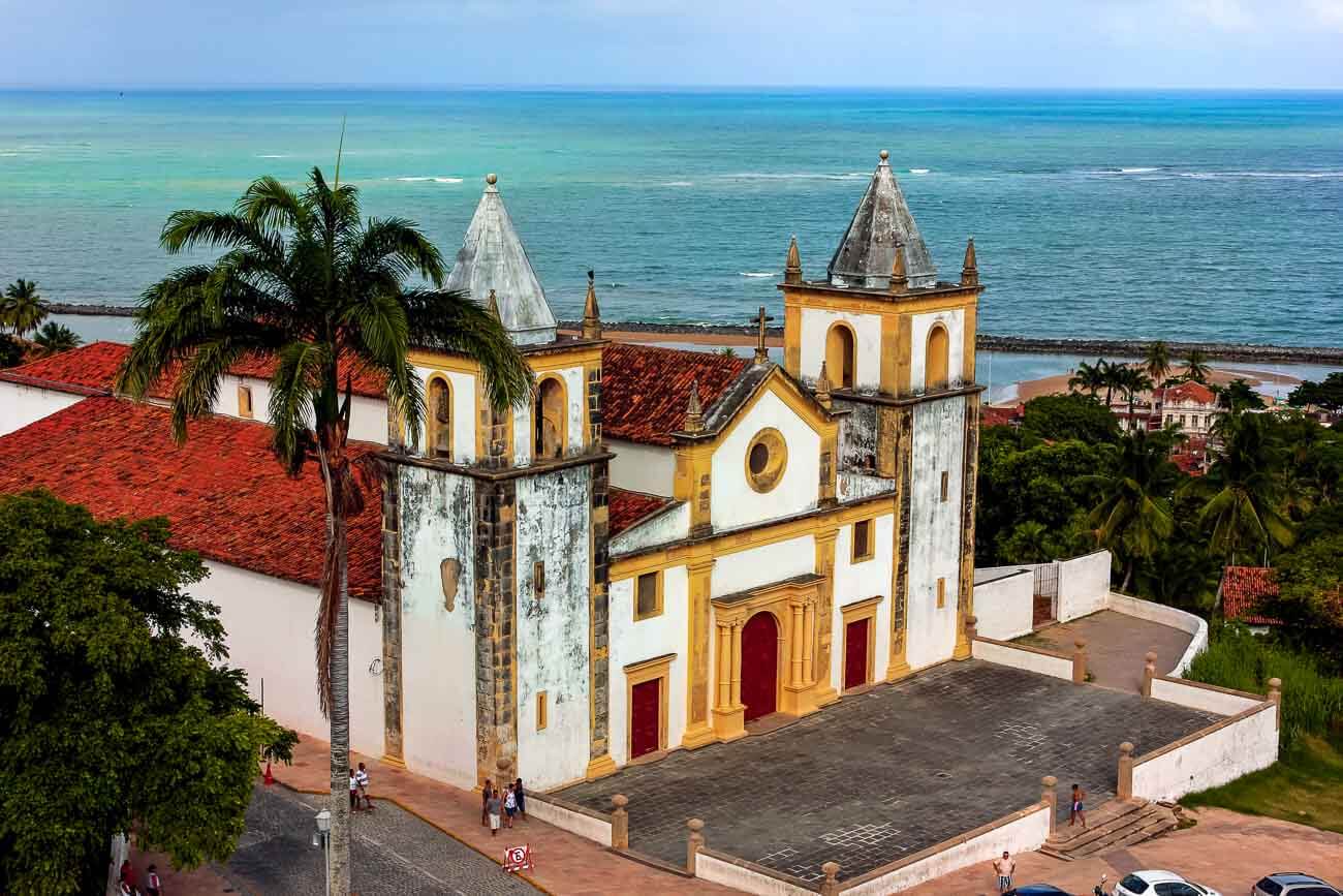 Vista da Catedral da Sé em Olinda e ao fundo o mar
