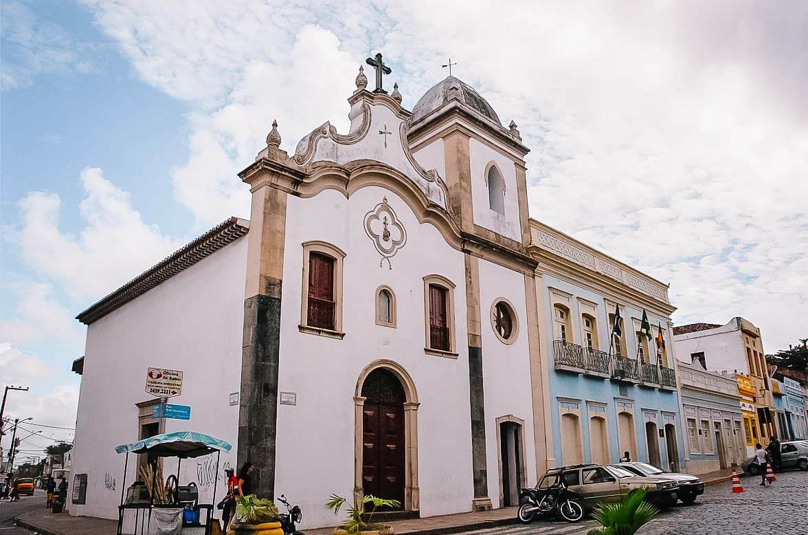 Fachada em estilo rococó da Igreja de São Sebastião em Olinda com uma torre lateral