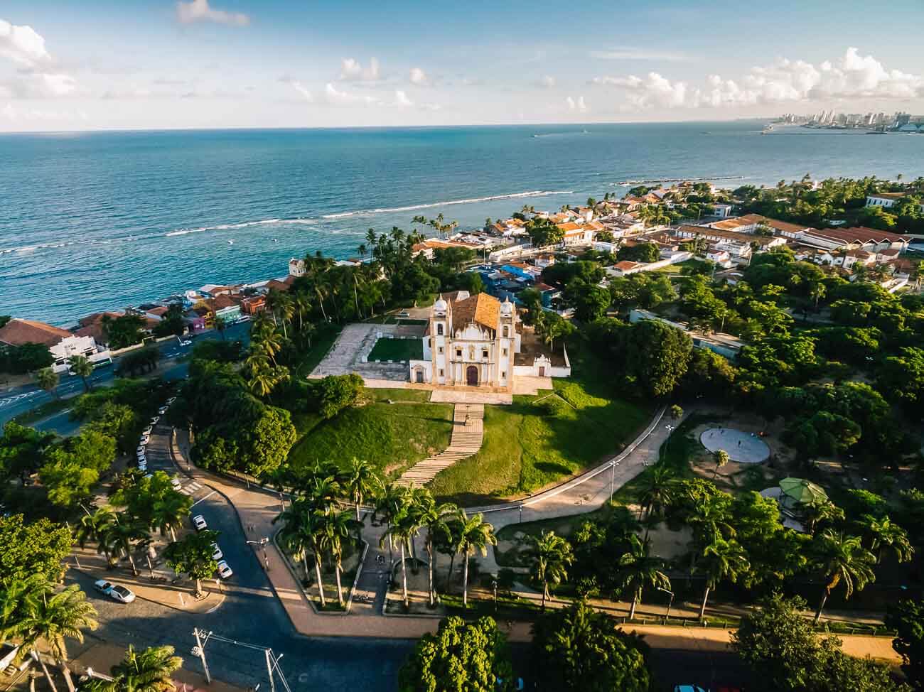Vista panorâmica da Igreja do Carmo no alto de um morro em Olinda