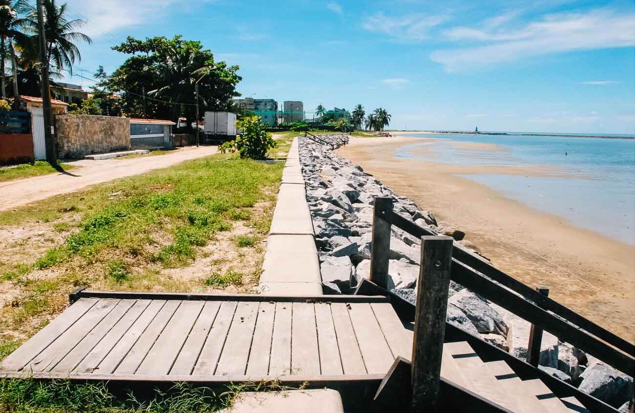 Orla da Praia de Rio Doce em Olinda com pedras e uma escada até a areia