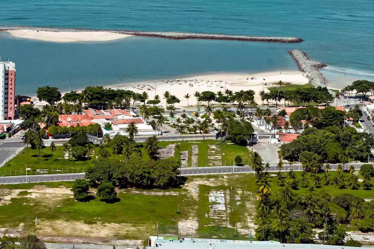 Vista do alto da Praia de Casa Caiada em Olinda com áreas cheia de vegetação