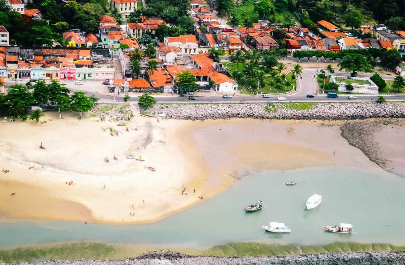 Vista de cima da Praia do Carmo com faixa de areia larga