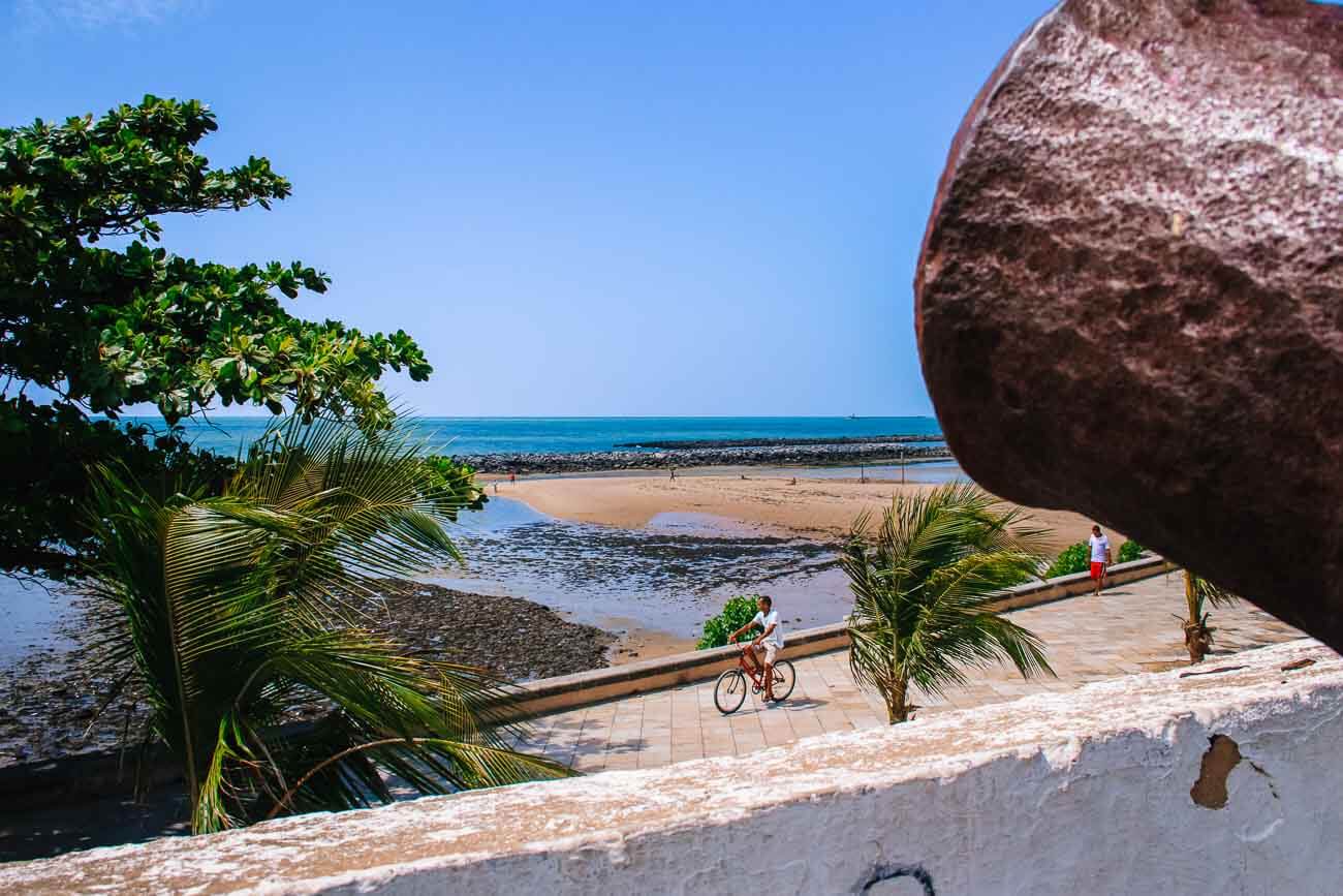 Praia do Farol sendo vista a partir do Fortim de Queijo em Olinda 