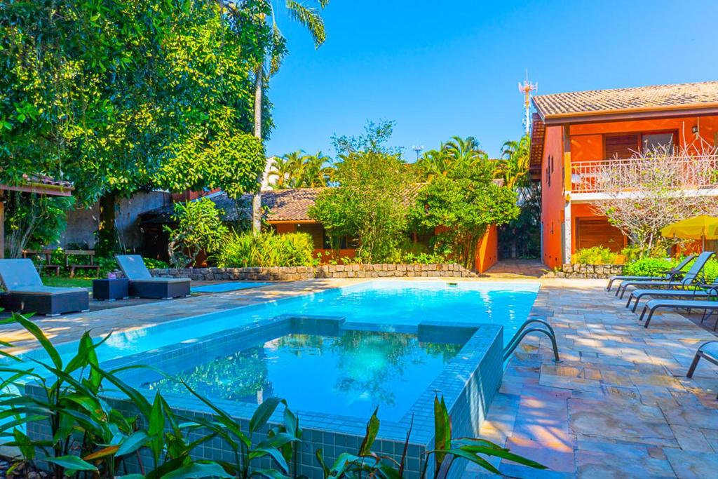 Piscina ao ar livre cercada por natureza