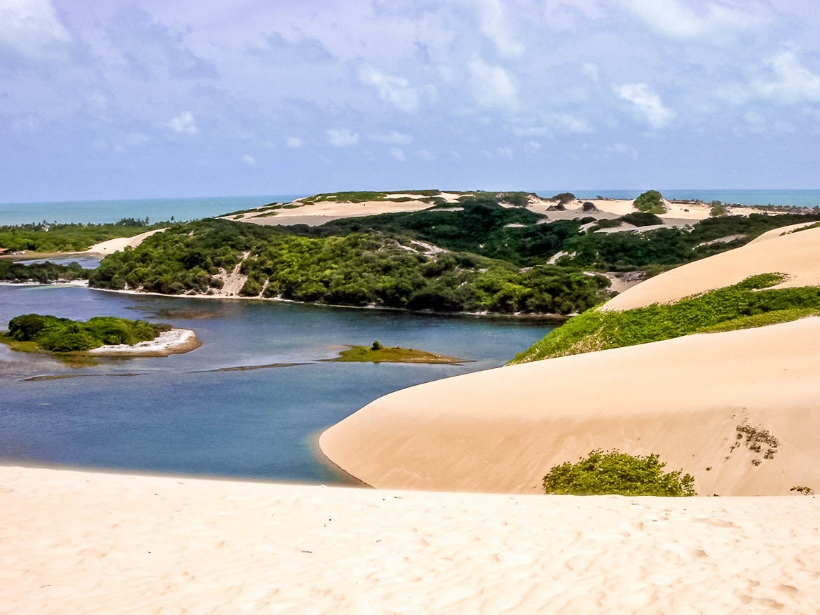 Lagoa entre as dunas de Genipabu e vegetação em Natal