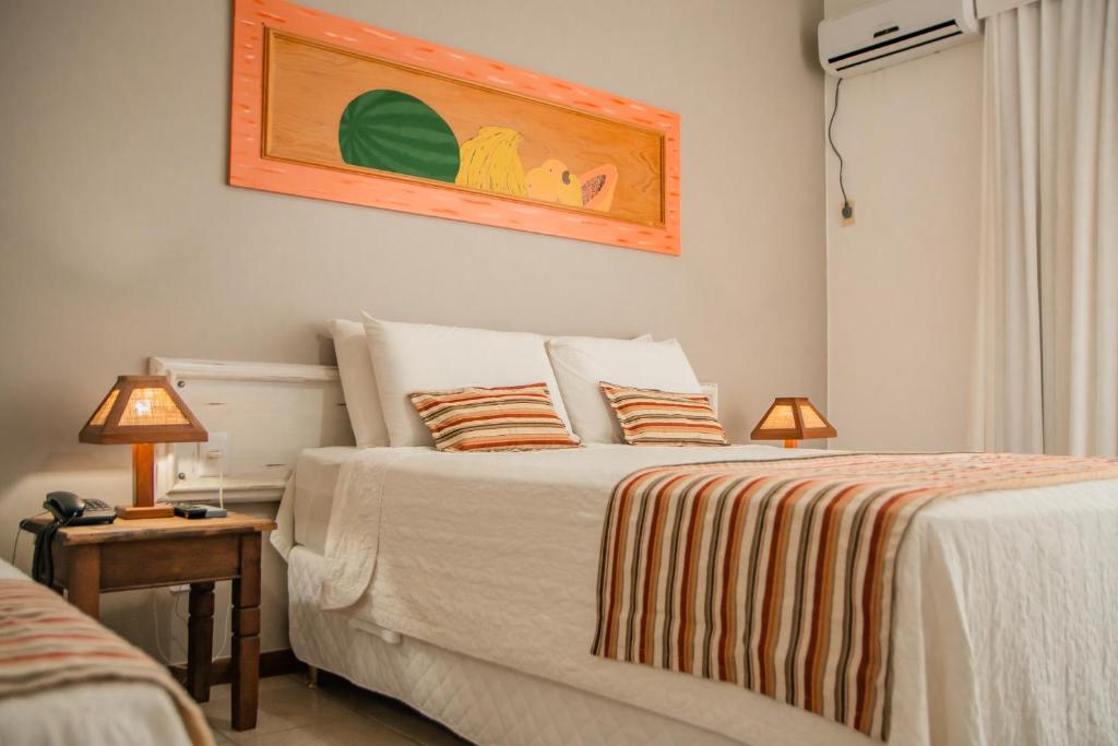 Quarto de casal com decoração rústica e moderna