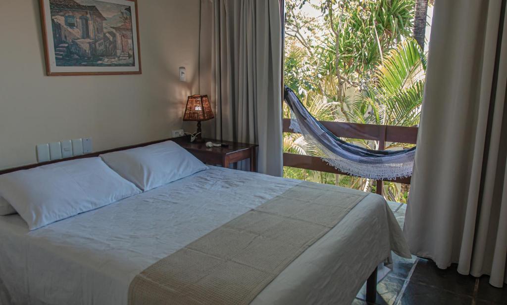 Quarto de casal com sacada e rede em Prado Bahia